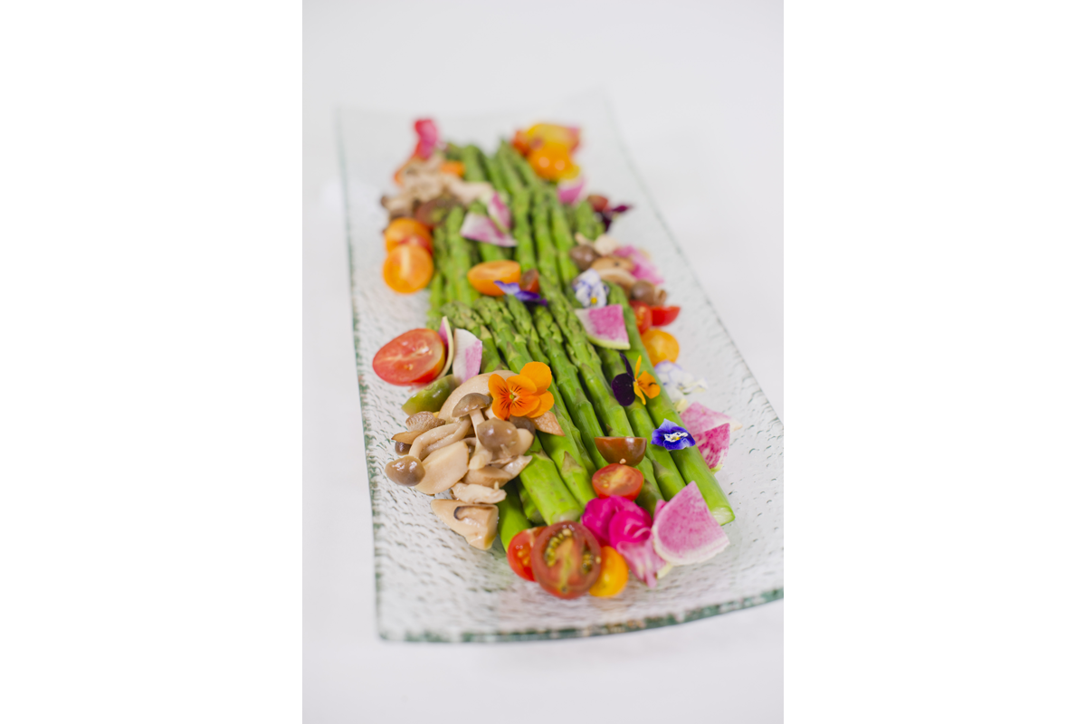 自助餐 － 芦笋和蘑菇（Kevin Nakata 主厨）| 图片来源：Keith Uehara Photography